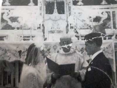 ...mentre fino agli anni 60 faceva bella mostra di s� al centro dell�abside (come si evince da alcune fotografie di matrimoni dell�epoca)